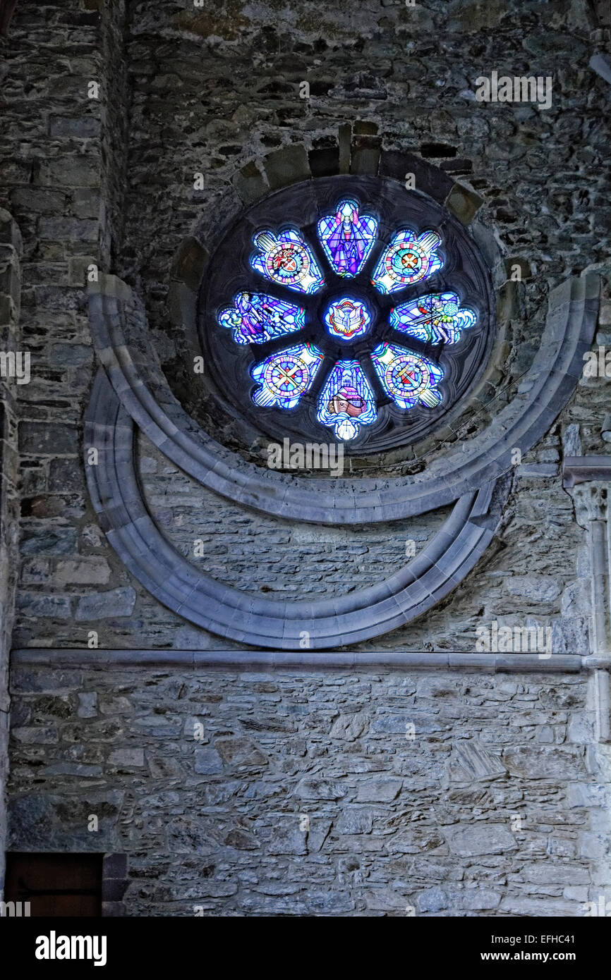 St Davids Cathedral (Gallese Eglwys Gadeiriol Tyddewi), è situato a St Davids nella contea di Pembrokeshire rosone Foto Stock