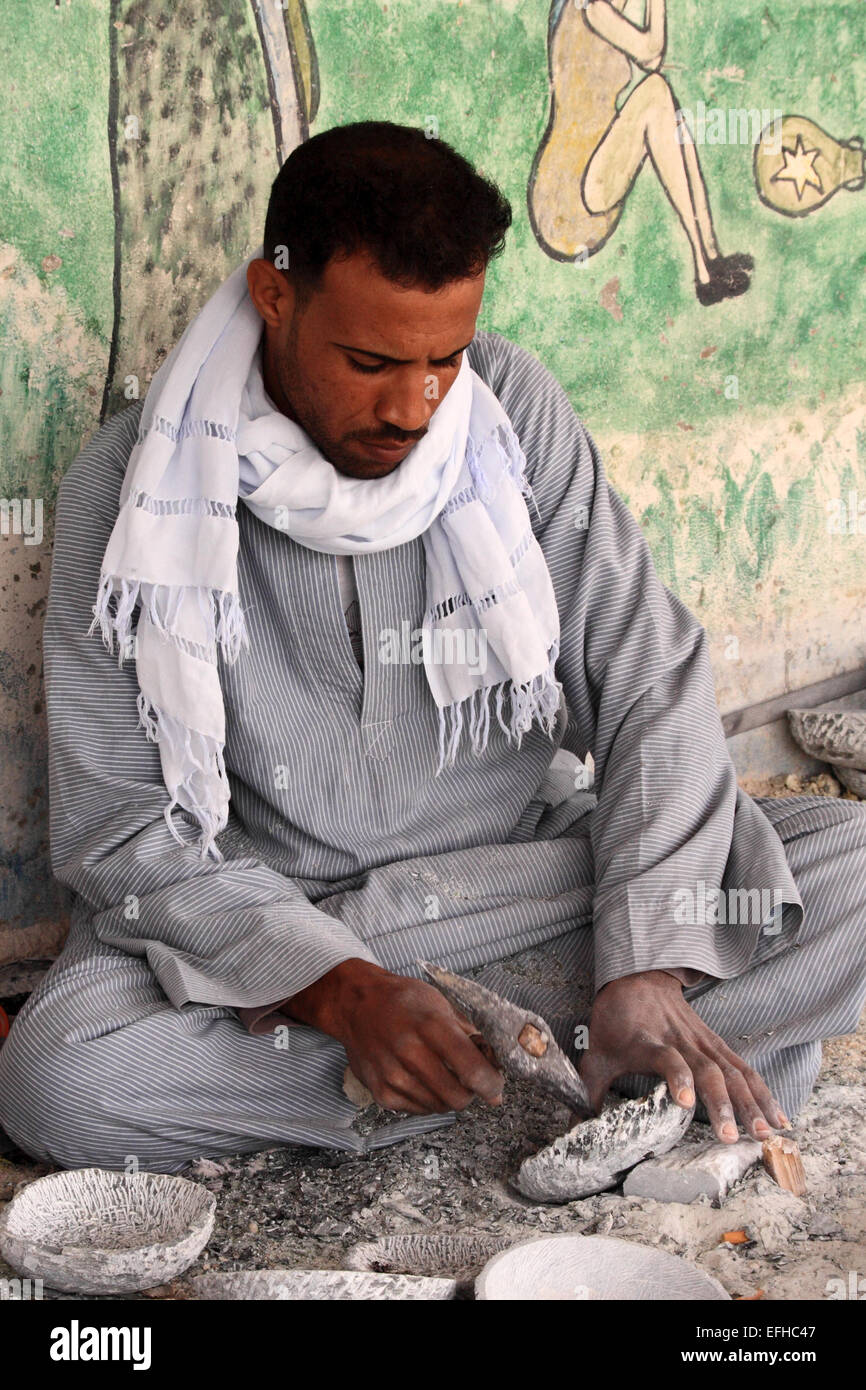 Artigiano egiziano che crea ciotole di alabastro, sponda occidentale del Nilo, vicino a Luxor, Egitto Foto Stock