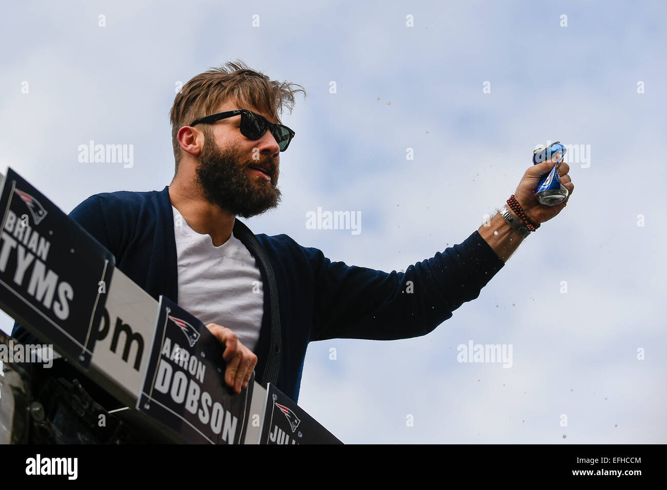 Boston, Massachusetts, USA. 4 febbraio, 2015. New England Patriots wide receiver Julian Edelman (11) si blocca una lattina di birra durante una parata tenutasi a Boston per celebrare il team della vittoria sui Seattle Seahawks nel Super Bowl XLIX. Credito: Cal Sport Media/Alamy Live News Foto Stock