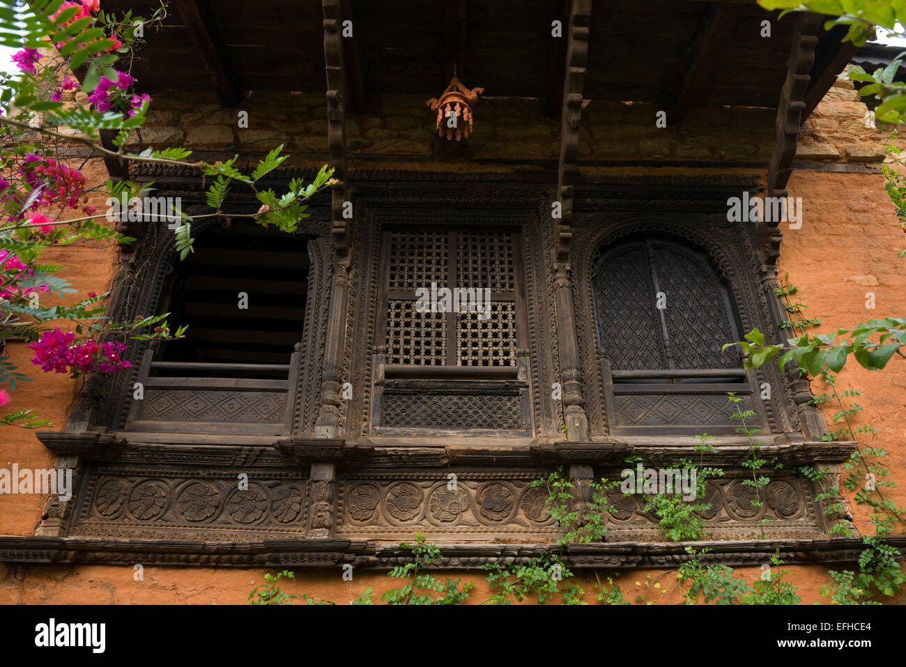 Tradizionale in legno intagliato finestra della celebre Farm guesthouse, Nuwakot, Nepal Foto Stock