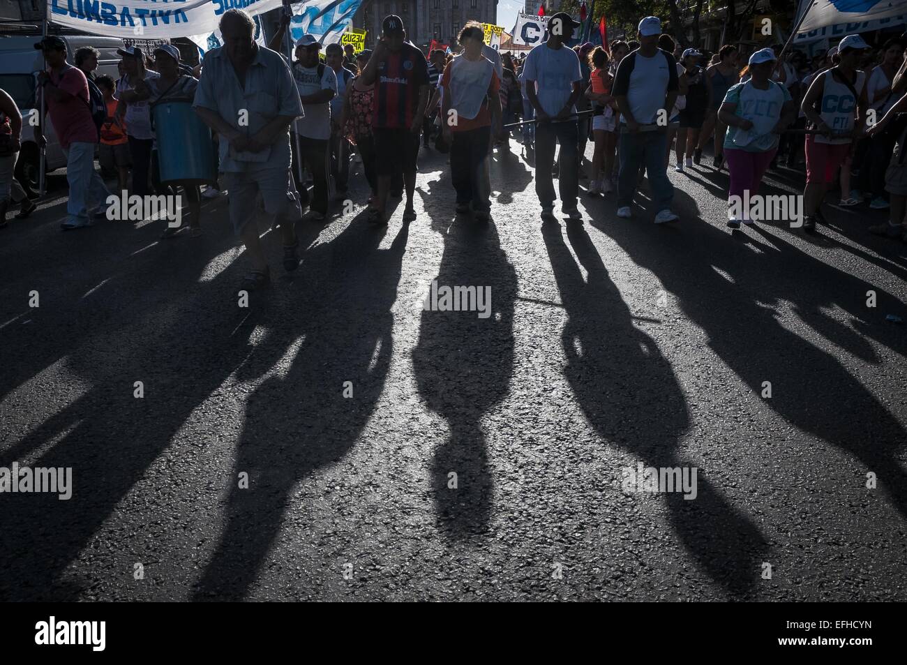 Buenos Aires, Buenos Aires, Argentina. 4 febbraio, 2015. I partiti di opposizione e le organizzazioni sociali rally chiedendo giustizia nel caso AMIA e la morte del Procuratore Alberto Nisman, la creazione di una commissione indipendente per investigare e la declassificazione di tutti i documenti segreti dei servizi di intelligence. © Patricio Murphy/ZUMA filo/Alamy Live News Foto Stock