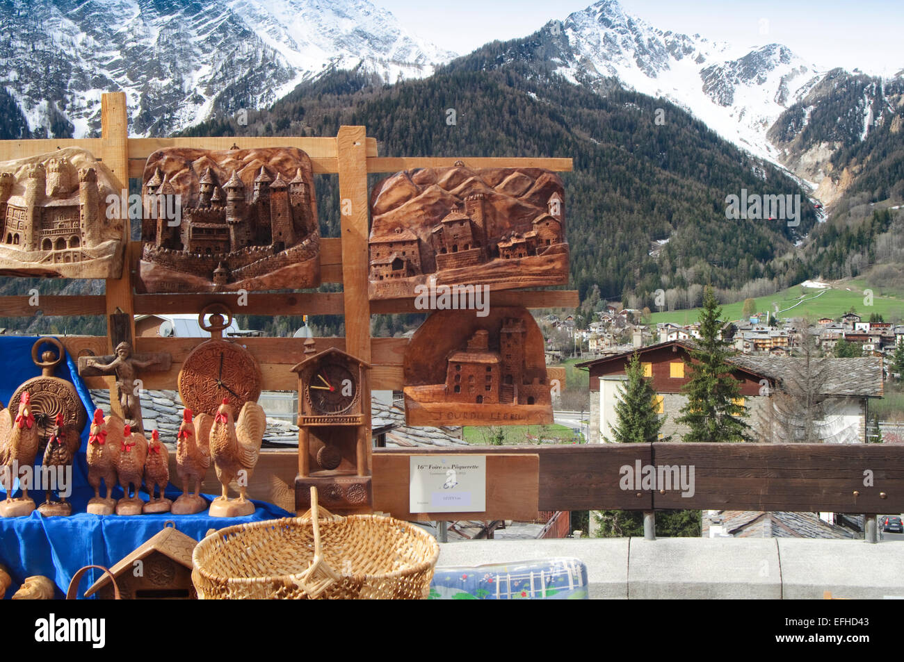 L'Italia, Valle d'Aosta, Courmayeur, Foire de la Pàquerette, tipico mercato, oggetto di legno Foto Stock