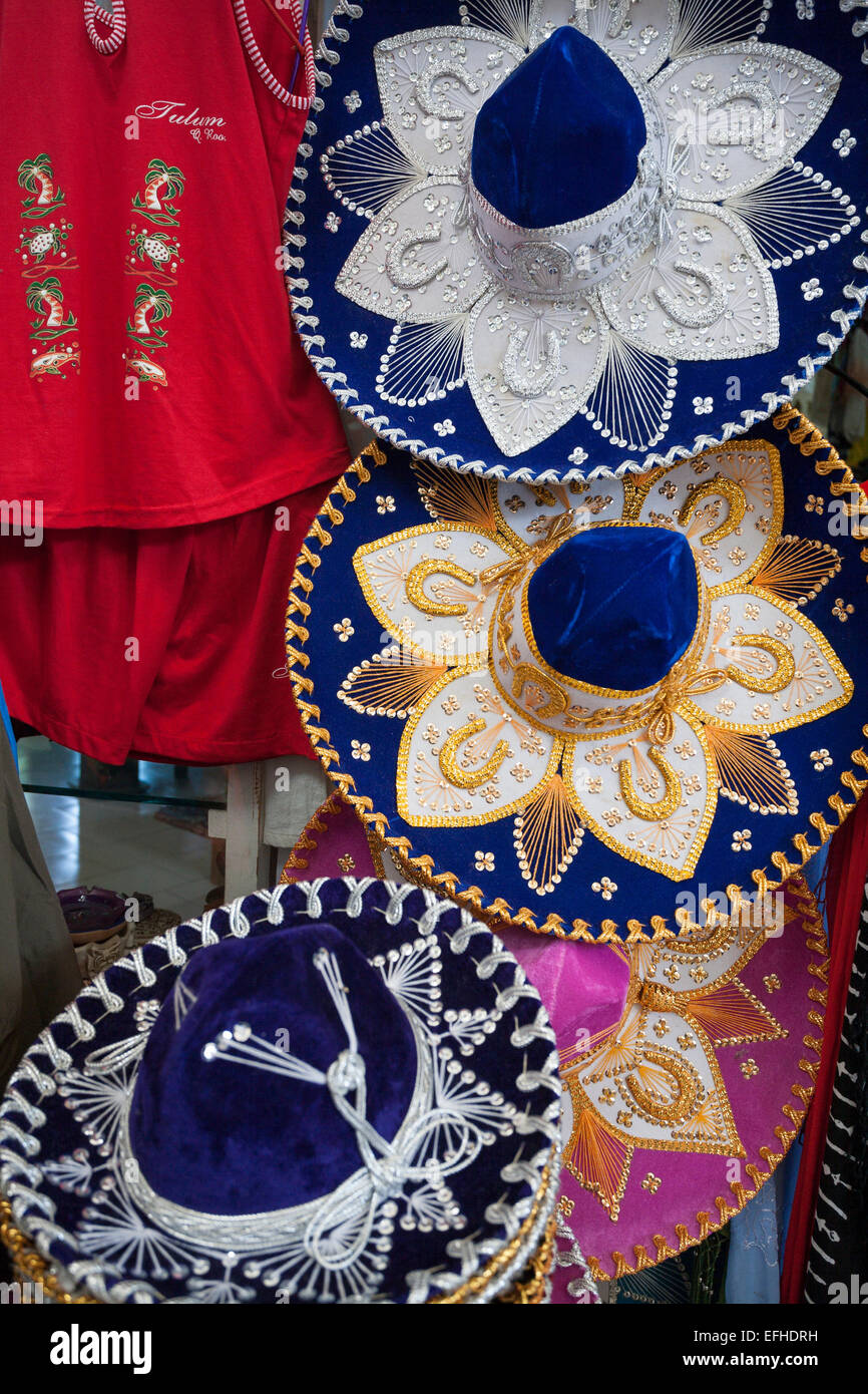 Colorati cappelli ricamati. Fancy sombreros appendere nel mercato vicino le  rovine di Tulum Foto stock - Alamy