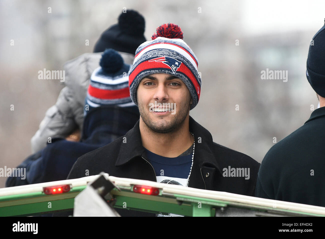 Boston, Massachusetts, USA. 4 febbraio, 2015. New England Patriots quarterback Jimmy Garoppolo (10) scorre nel retro di un anatra barca durante una parata tenutasi a Boston per celebrare il team della vittoria sui Seattle Seahawks nel Super Bowl XLIX. Credito: Cal Sport Media/Alamy Live News Foto Stock