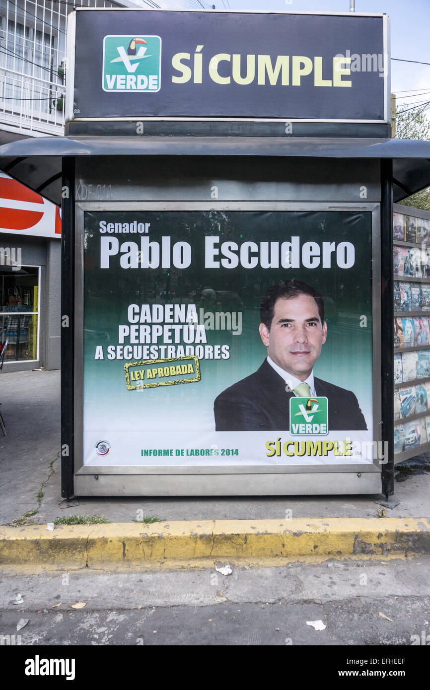 Manifesto politico sul marciapiede news stand in Città del Messico con il Partito Verde logo Toucan approvando la vita di reclusione per rapitori Foto Stock