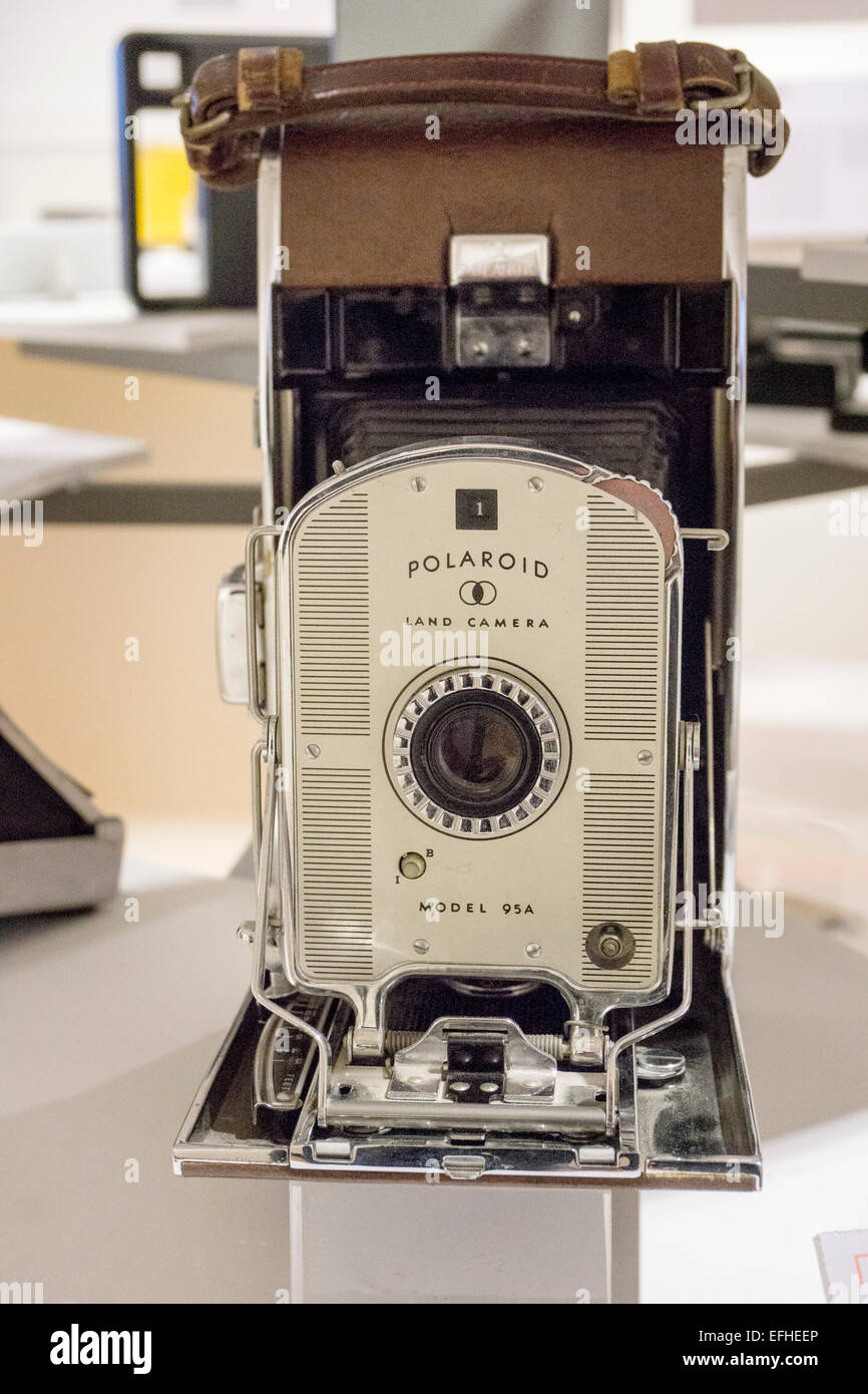 Soffietto originale Polaroid Land modello di telecamera 95A visualizzato nel Museo del Objeto del Objeto per mostrare le telecamere pionieristico in 175 anni Foto Stock