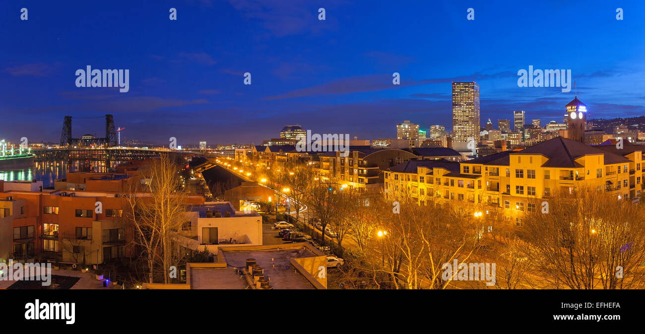 Portland Oregon Downtown Waterfront Cityscape con ponte in acciaio durante la sera ore blu Panorama Foto Stock