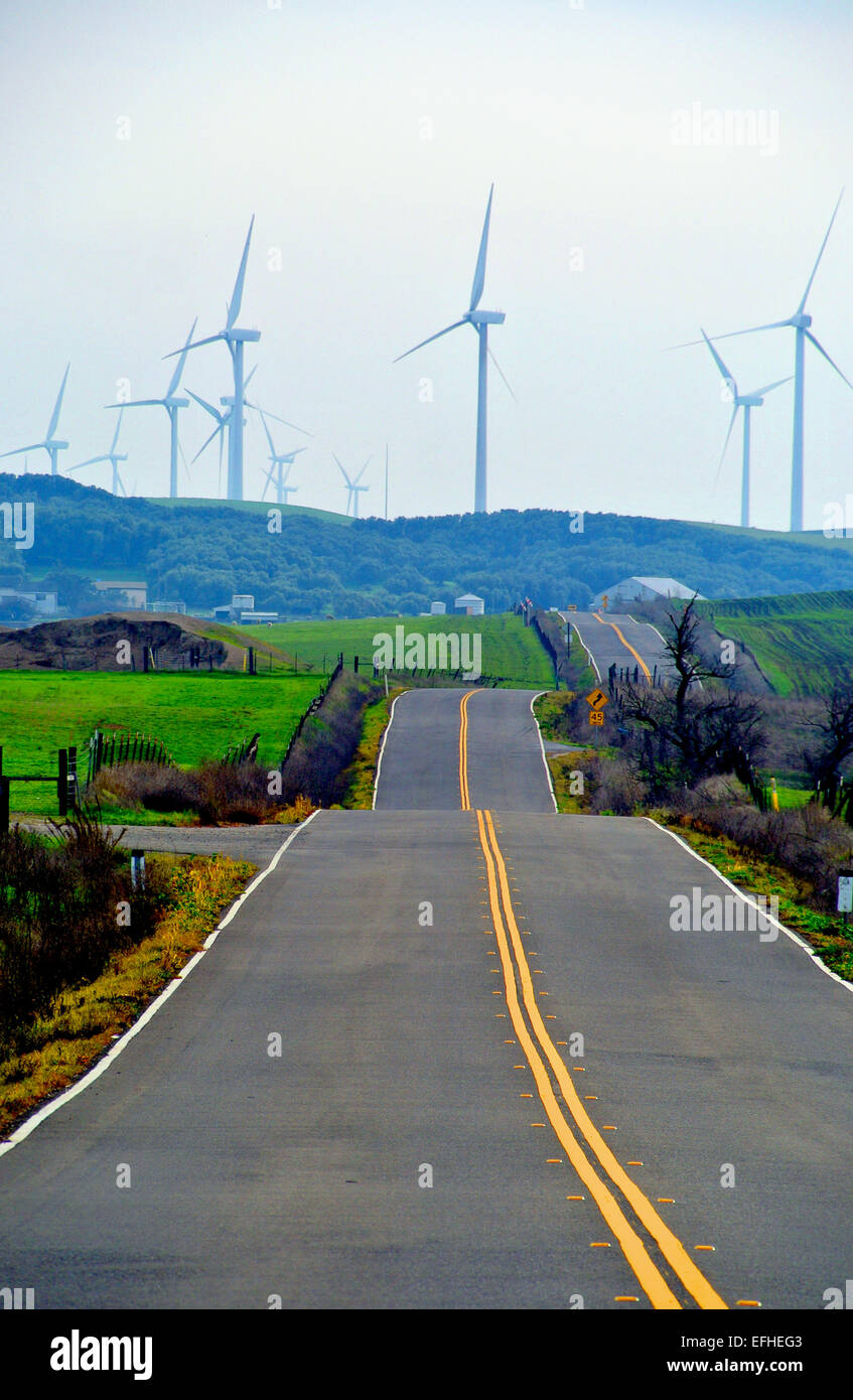 Tortuosa strada conduce al potere di mulini a vento in Rio Vista California Foto Stock