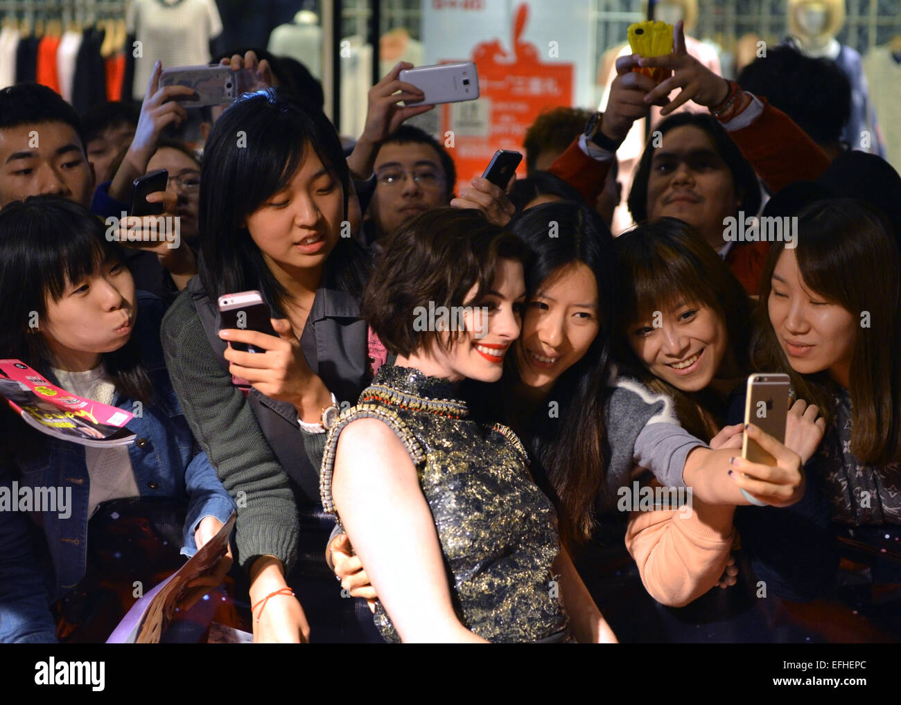 Anne Hathaway pone per selfie con ventole estatica al red carpet per film premiere di interstellare a UME Theatre a Shanghai in Cina Foto Stock