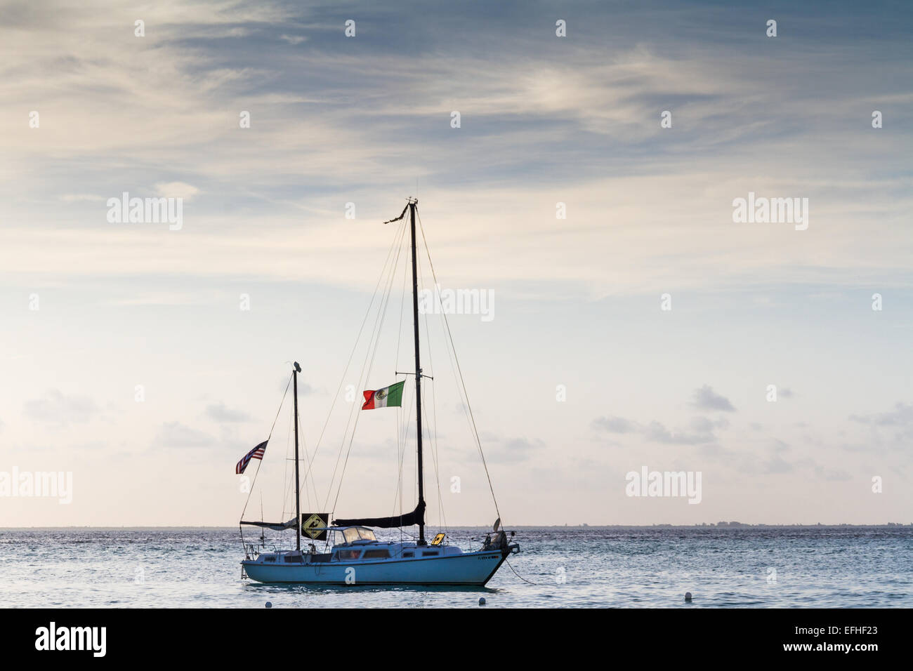 Barca a vela al tramonto nel Mar dei Caraibi Foto Stock