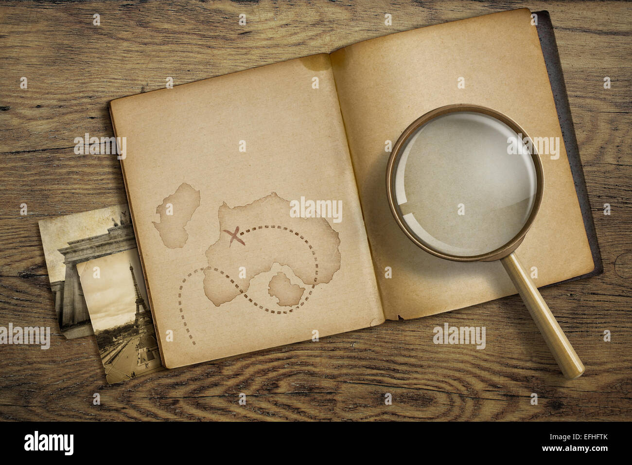 Avventura e tema Viaggi. Diario con lente di ingrandimento. Foto Stock