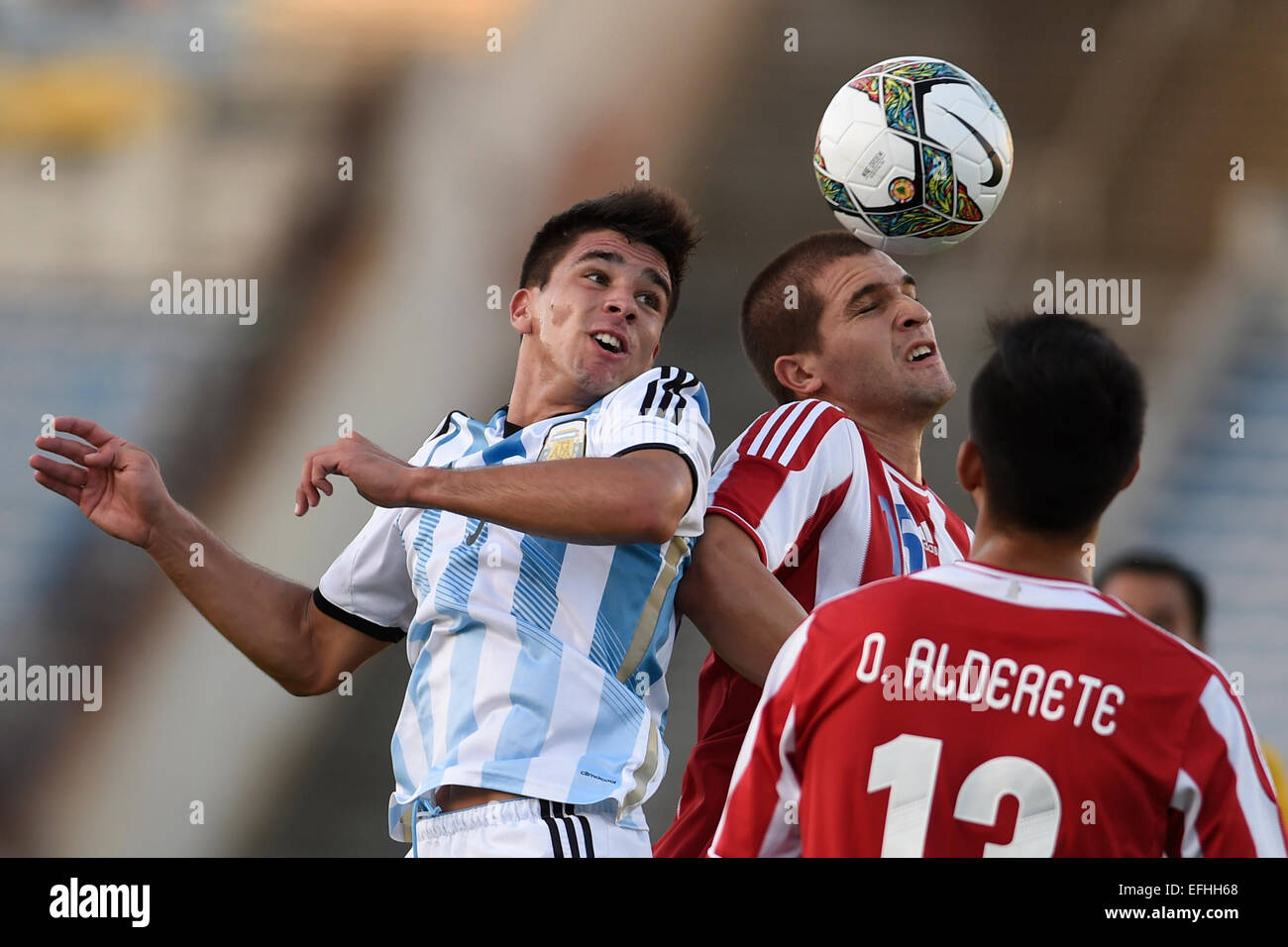 Montevideo, Uruguay. 4 febbraio, 2015. Argentina Giovanni Simeone (L) il sistema VIES per la palla con il Paraguay di Marcos Gonzalez durante la loro fase finale della partita del sud americana U-20 campionato al Centenario Stadium di Montevideo, Uruguay, Febbraio 4, 2015. © Nicolas Celaya/Xinhua/Alamy Live News Foto Stock