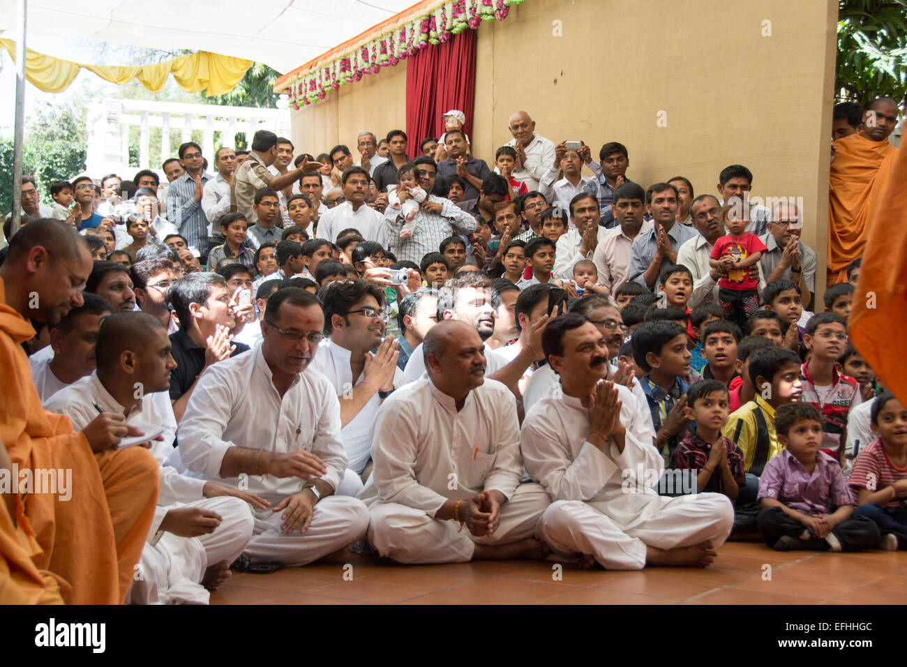 AHMEDABAD, Gujarat/India - 3 Marzo domenica 2013 : Pramukh Swami Maharaj proviene in pubblico per soddisfare i devoti di Swami Narayan nel tempio shahibaug, in Ahmedabad, India. Foto Stock