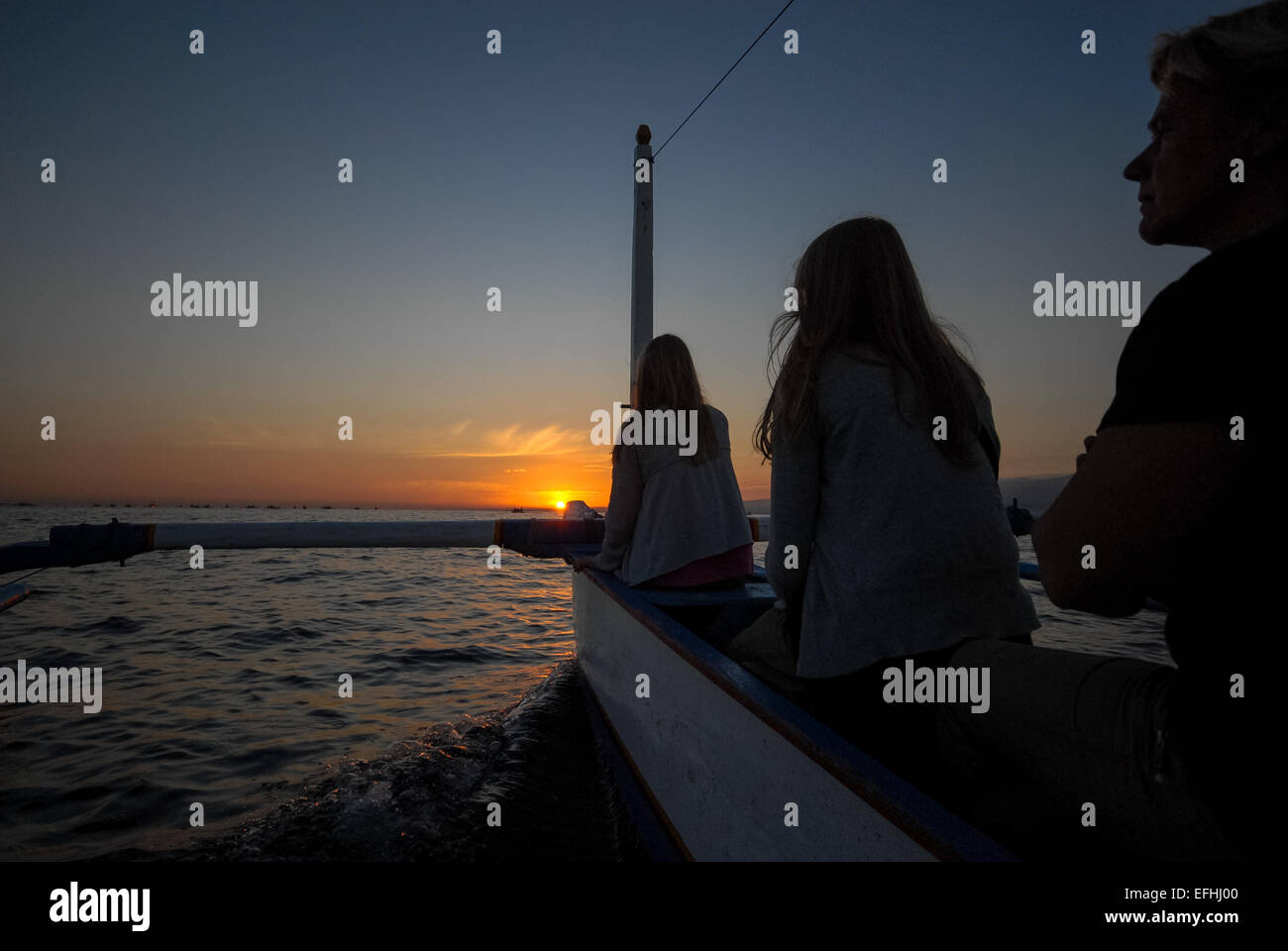 Le barche con i turisti la visualizzazione di delfini a Bali Indonesia Foto Stock