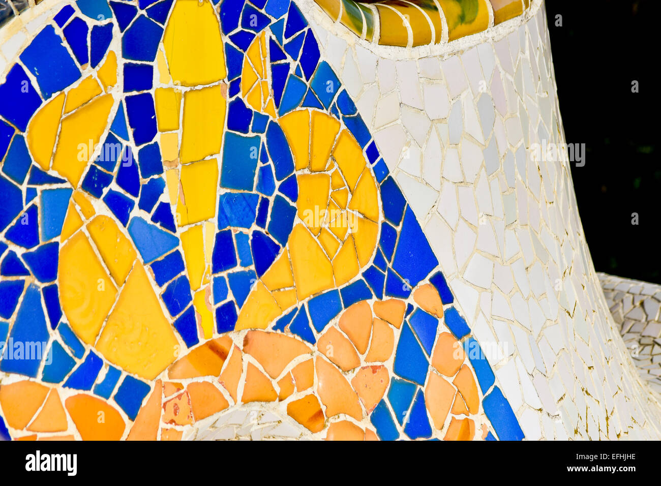 Dettaglio del mosaico. Parco Guell di Antoni Gaudi architetto. Barcellona, in Catalogna, Spagna. Foto Stock