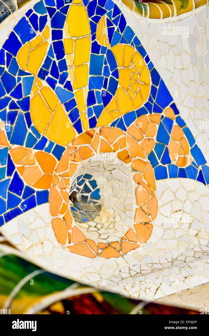 Dettaglio del mosaico. Parco Guell di Antoni Gaudi architetto. Barcellona, in Catalogna, Spagna. Foto Stock