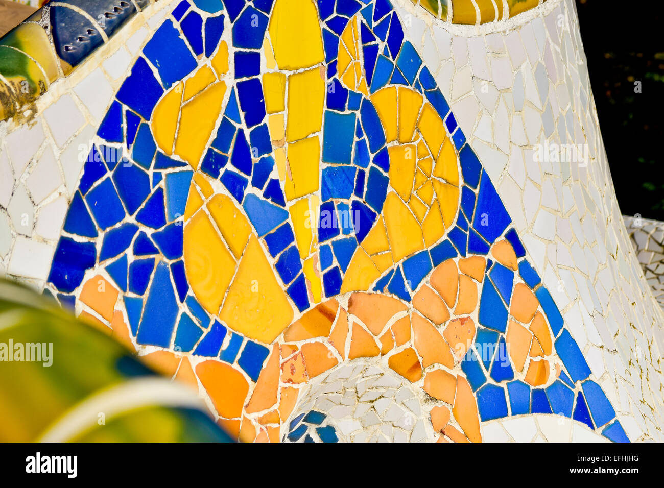 Dettaglio del mosaico. Parco Guell di Antoni Gaudi architetto. Barcellona, in Catalogna, Spagna. Foto Stock