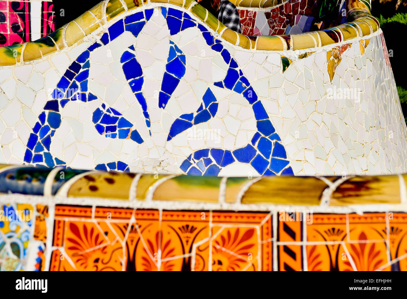 Dettaglio del mosaico. Parco Guell di Antoni Gaudi architetto. Barcellona, in Catalogna, Spagna. Foto Stock