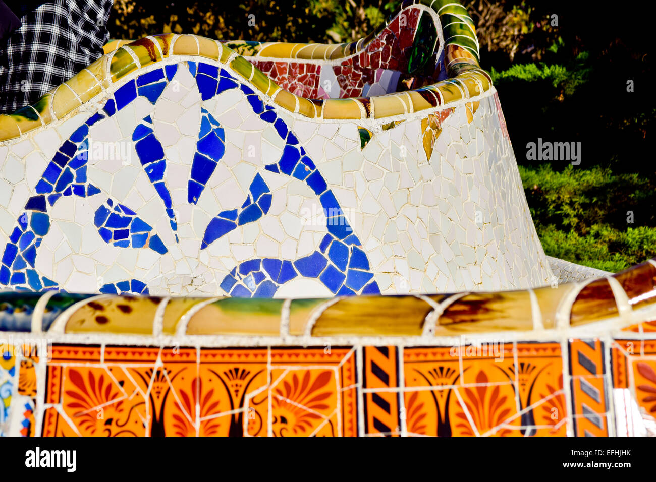 Dettaglio del mosaico. Parco Guell di Antoni Gaudi architetto. Barcellona, in Catalogna, Spagna. Foto Stock