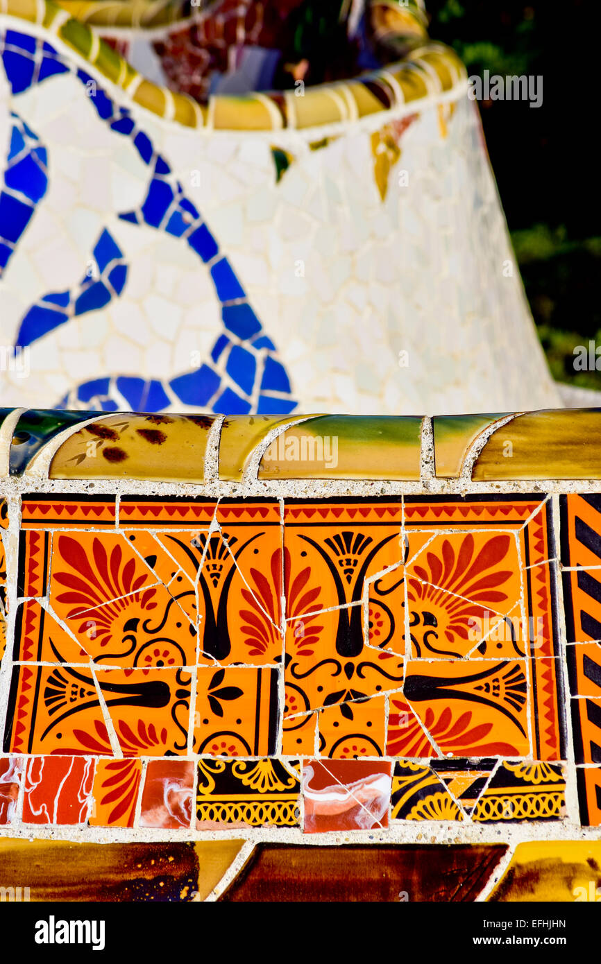 Dettaglio del mosaico. Parco Guell di Antoni Gaudi architetto. Barcellona, in Catalogna, Spagna. Foto Stock