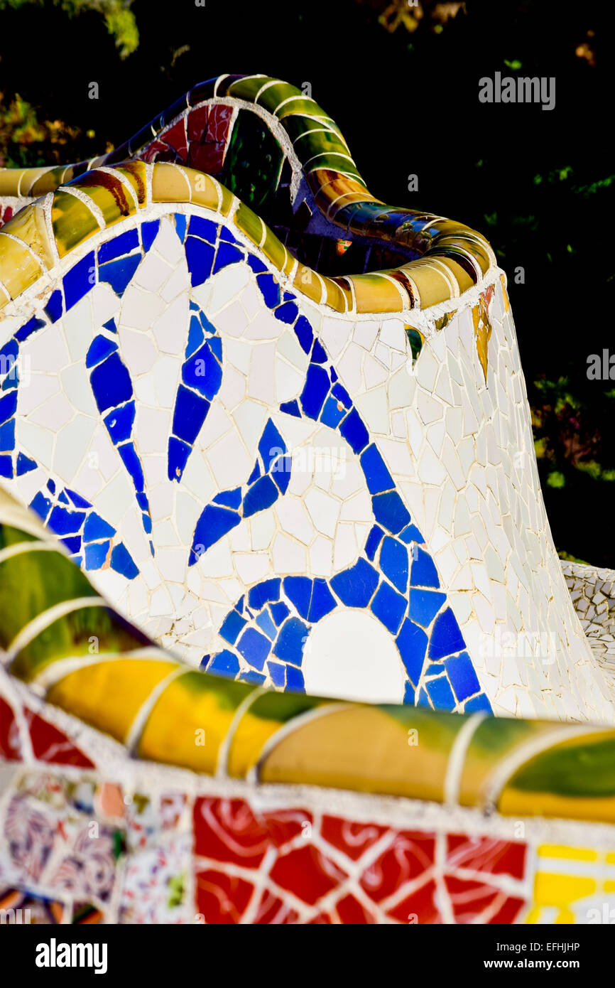 Dettaglio del mosaico. Parco Guell di Antoni Gaudi architetto. Barcellona, in Catalogna, Spagna. Foto Stock