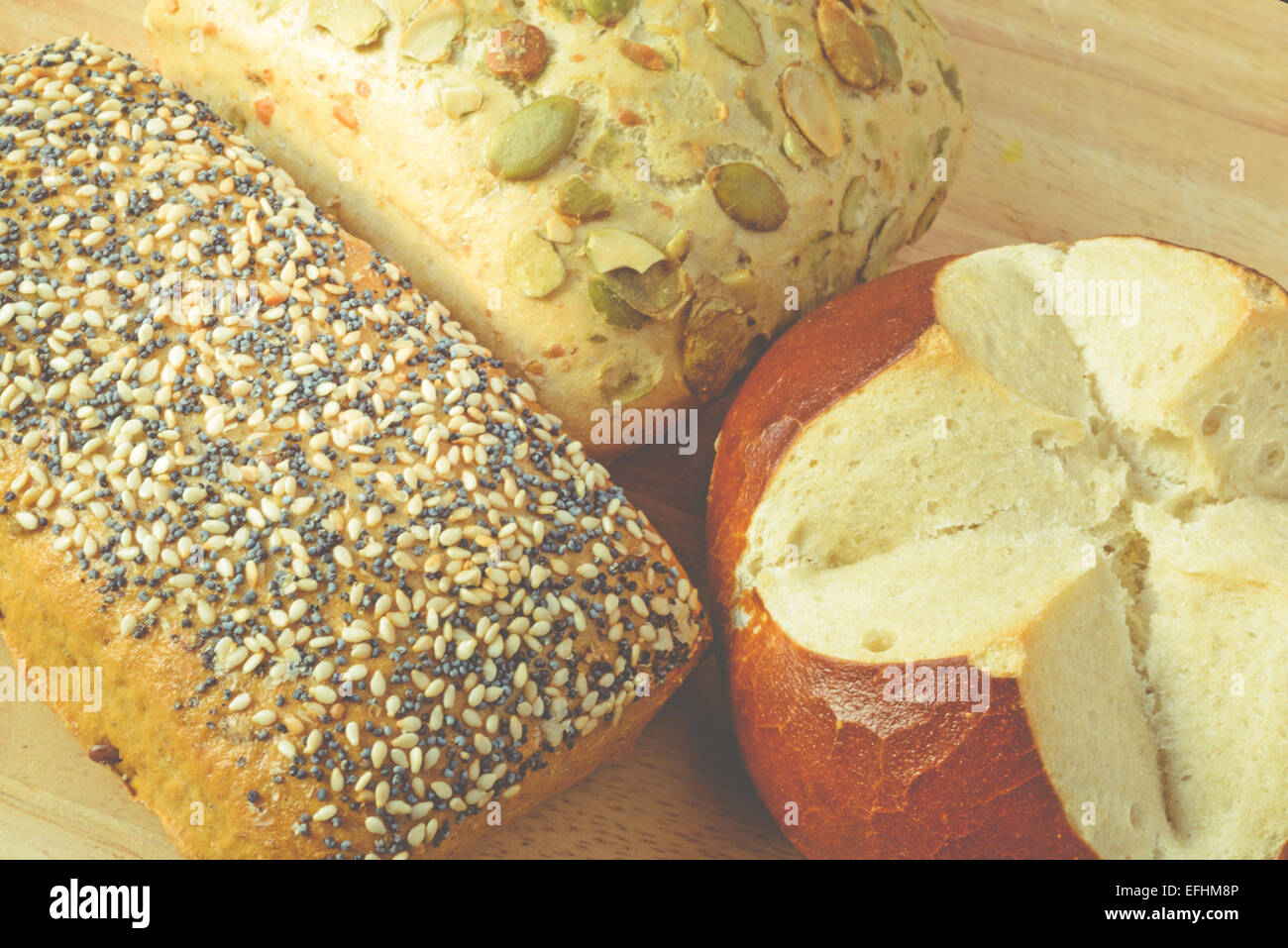 Immagine di stock di gustosi panini pane su un tagliere con effetto instagram Foto Stock