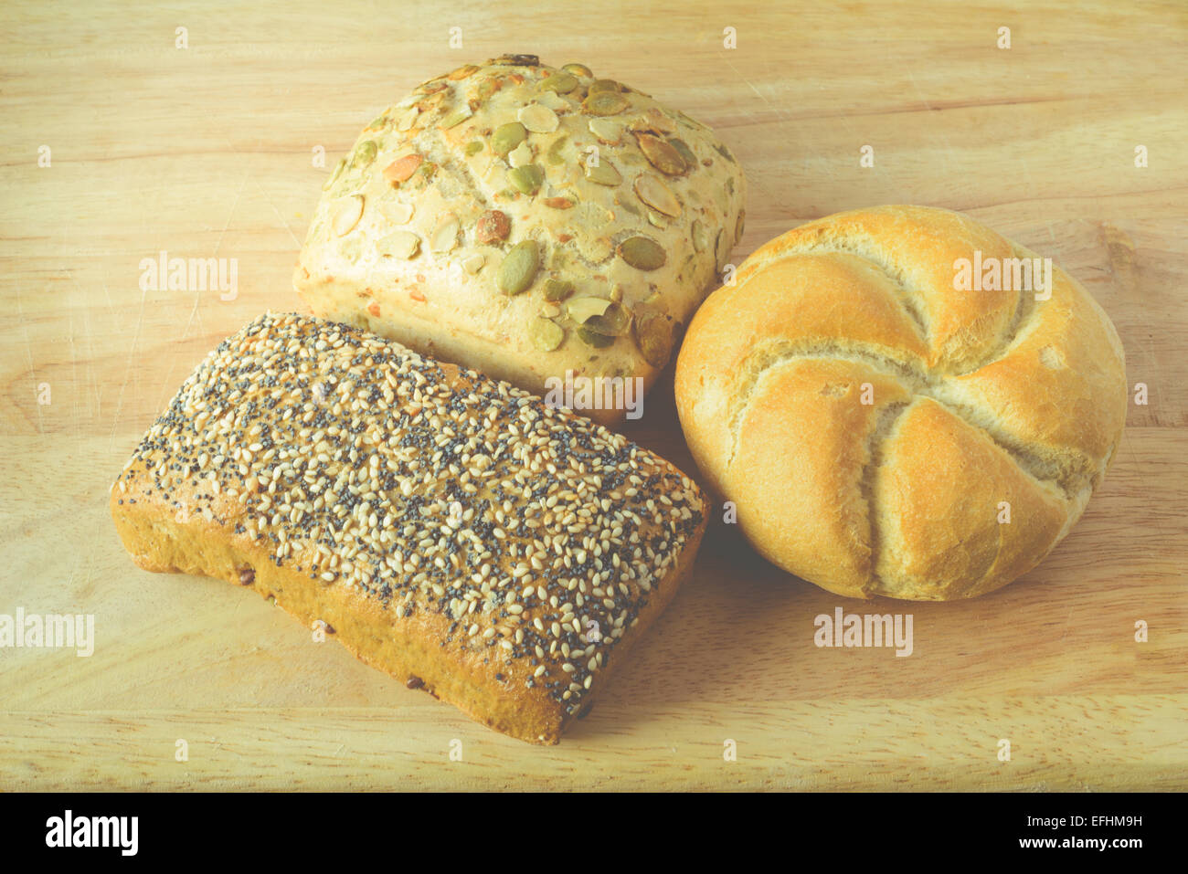 Immagine di stock di gustosi panini pane su un tagliere con effetto instagram Foto Stock