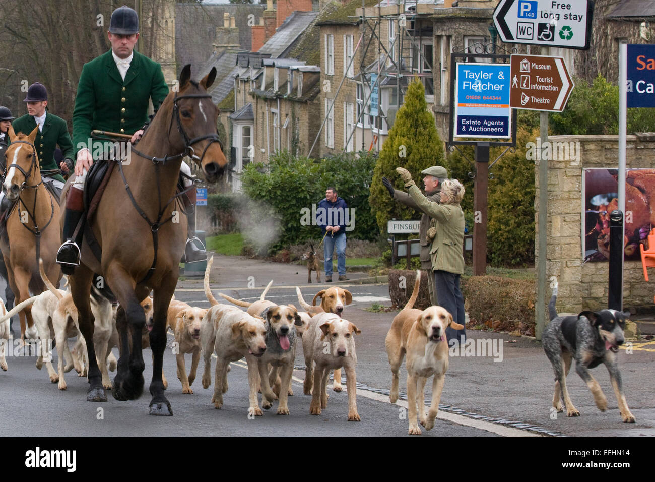 Master di hunt conduce la sua foxhounds attraverso Chipping Norton per il 2014 Boxing Day Hunt Foto Stock