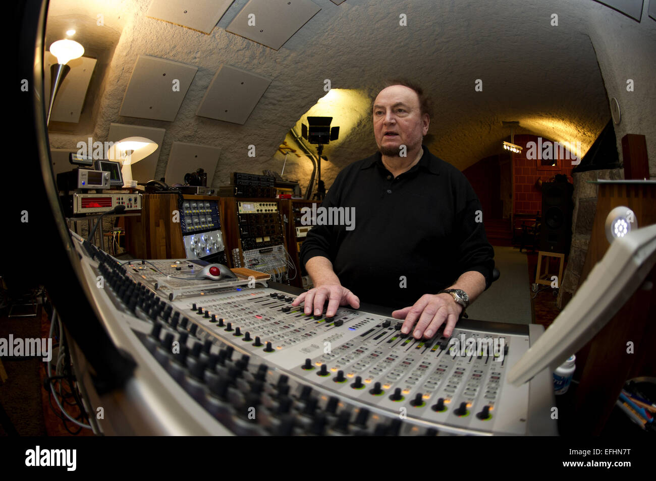 Northeim, Germania. 4 febbraio, 2015. Ingegnere del suono Guenter Pauler siede a un mixer del suono nel suo sound studio 'Stockfisch Records' in NORTHEIM, Germania, il 4 febbraio 2015. Stockfisch Records ha ottenuto la nomination per il Grammy Award 2015 per il miglior audio surround-album. La 57esima edizione dei Grammy Awards 2015 avviene a Los Angeles, in data 8 febbraio 2015. Foto: Swen Pfoertner/dpa/Alamy Live News Foto Stock