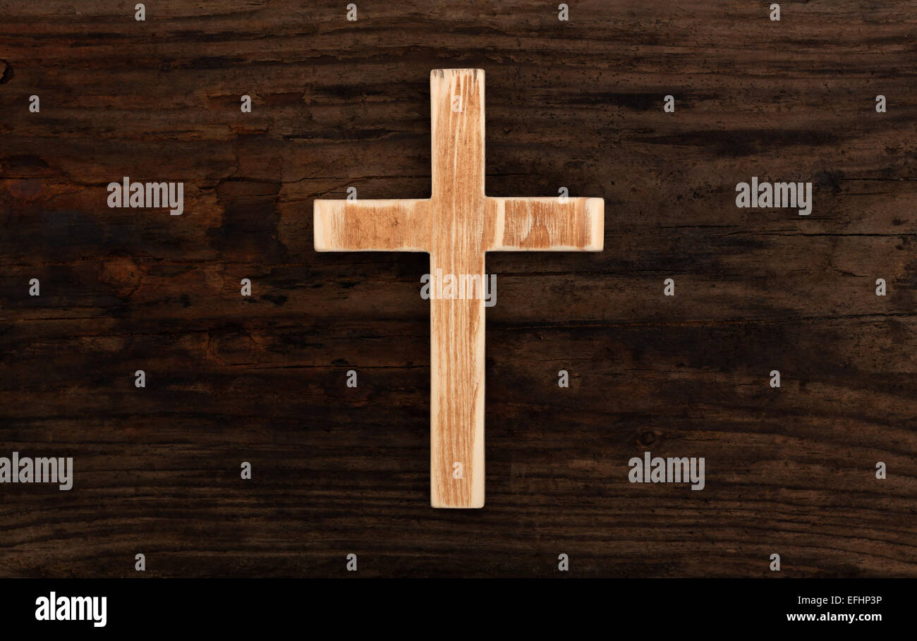 Croce di legno cristiana sullo sfondo di legno vecchio rustico Foto Stock