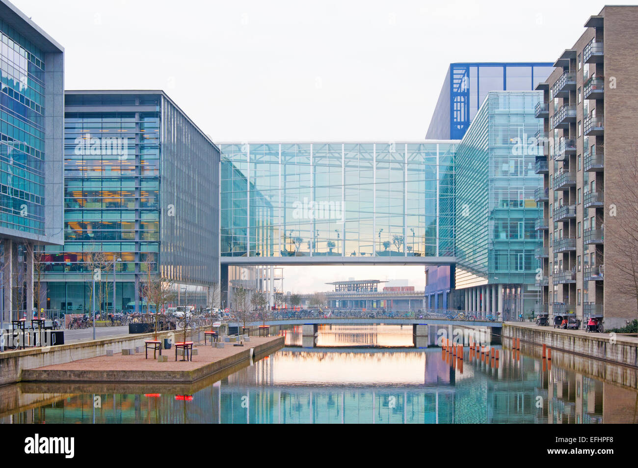 Alcune delle Costruzioni presso la bella Università di Copenhagen in Danimarca. L'immagine dell'edificio riflettono fuori le piscine di acqua Foto Stock