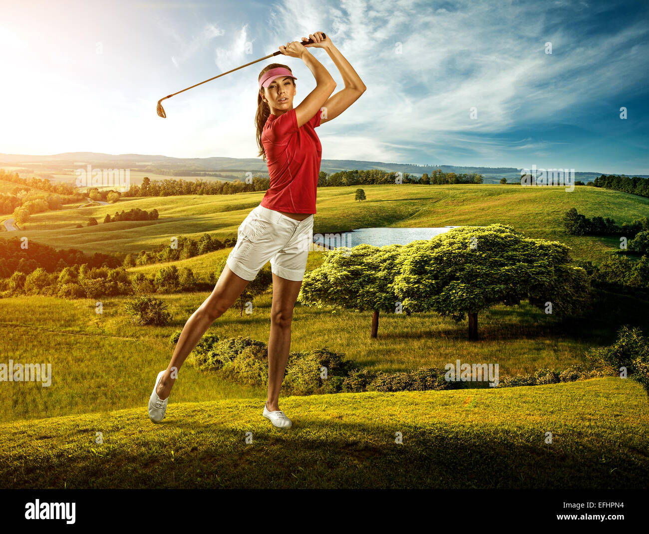 Donna golfista di colpire la palla sullo sfondo il bellissimo paesaggio Foto Stock