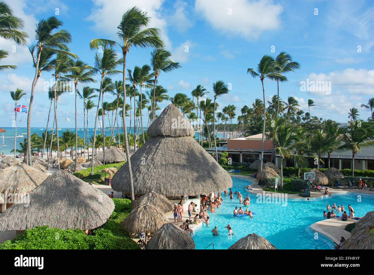 Repubblica Dominicana. Una vista della piscina, il bar in piscina e in spiaggia a i segreti del Royal Beach adulti-solo resort di Punta Cana. 2015. Foto Stock