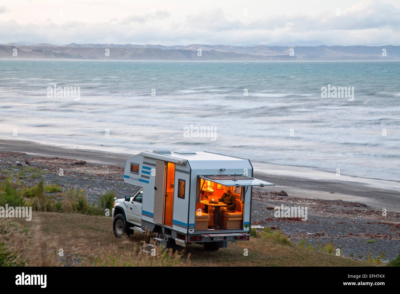 4WD camper sulla costa, il campeggio in riva al mare Isola del Sud, Nuova Zelanda Foto Stock