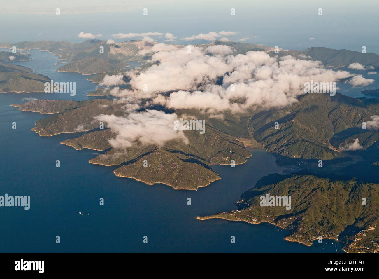 Vista aerea dello Stretto di Cook e Marlborough Sounds, il passaggio di acqua attraverso le isole di South Island, in Nuova Zelanda Foto Stock