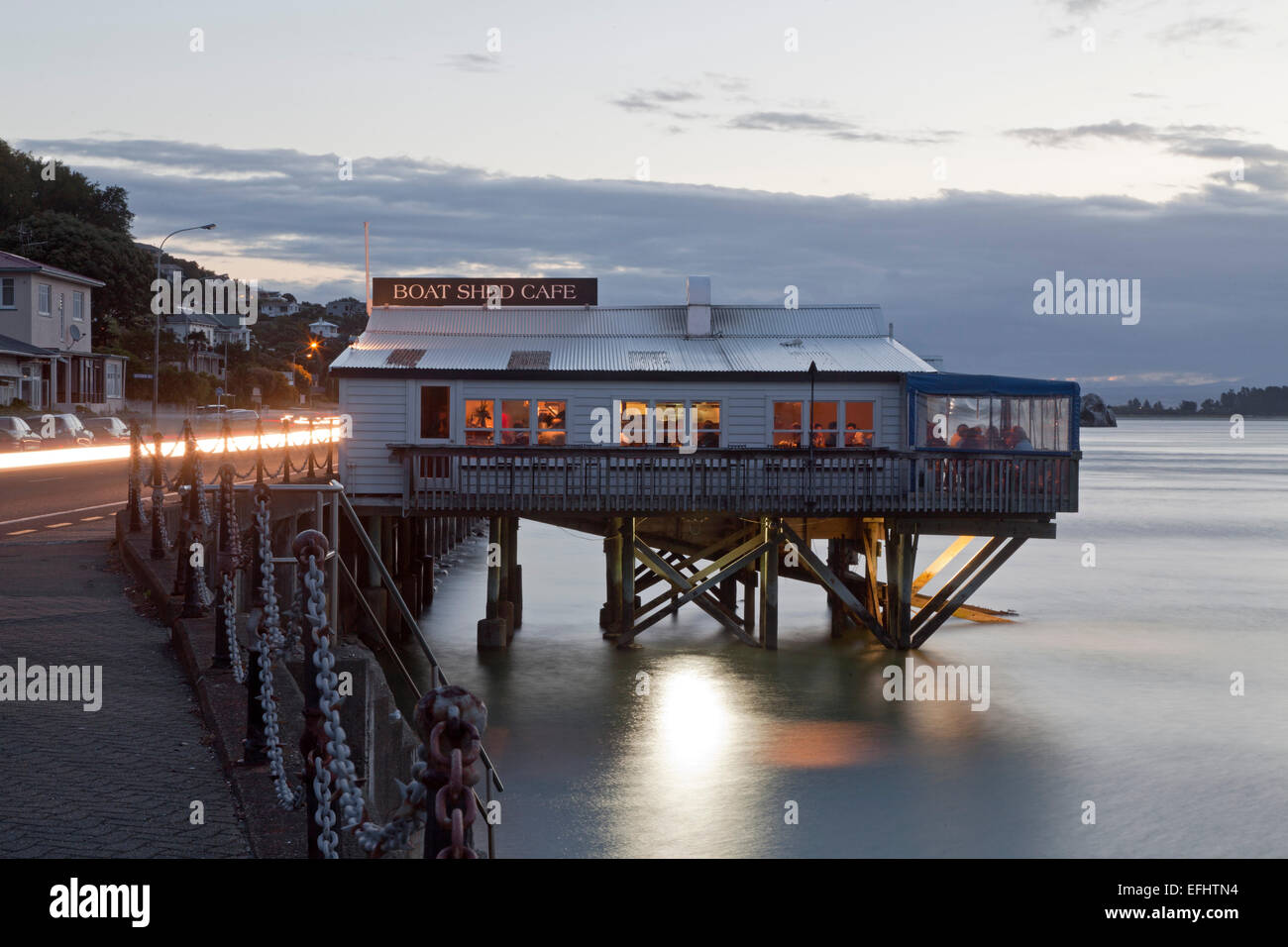 Ristorante fronte mare su palafitte in porto, barca capannone Cafe, Nelson, Isola del Sud, Nuova Zelanda Foto Stock