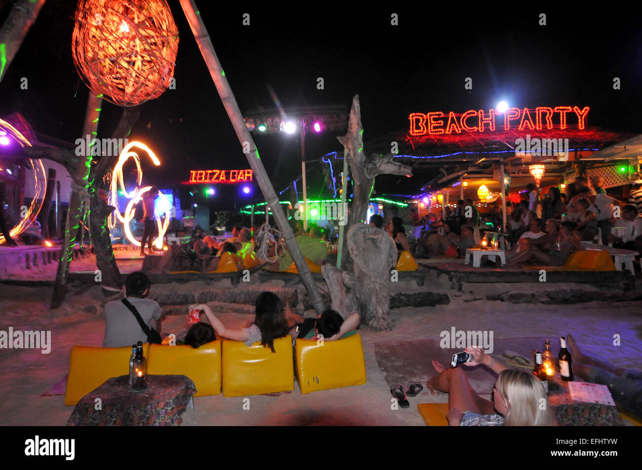 Beachparty presso lo Dalam Bay, Ko Phi Phi, Andamanensee, Thailandia, Asia Foto Stock