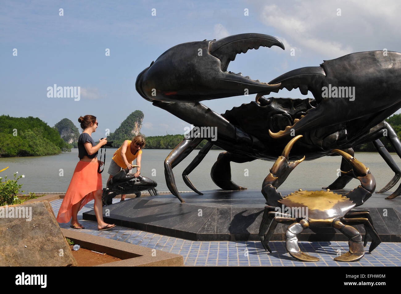 La statua di granchi, Krabi town, sul Mare delle Andamane, Thailandia, Asia Foto Stock
