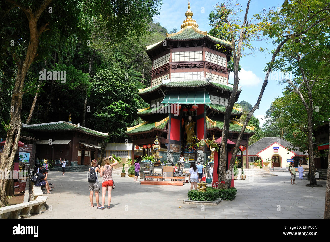Wat Tham Sua tempio vicino a Krabi town, Krabi, sul Mare delle Andamane, Thailandia, Asia Foto Stock