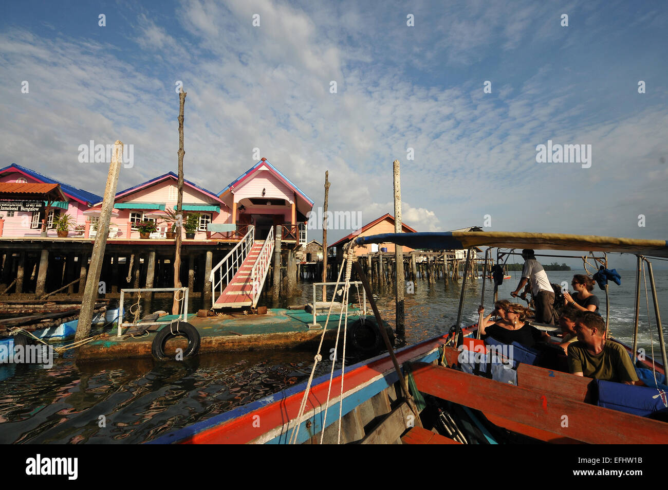 Ko Panyi stalkvillage in Ao Phang Nga vicino a Phuket, sul Mare delle Andamane, Thailandia, Asia Foto Stock