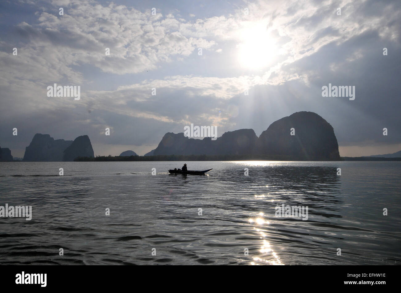 Vicino a Ko Panyi stalkvillage in Ao Phang Nga vicino a Phuket, sul Mare delle Andamane, Thailandia, Asia Foto Stock