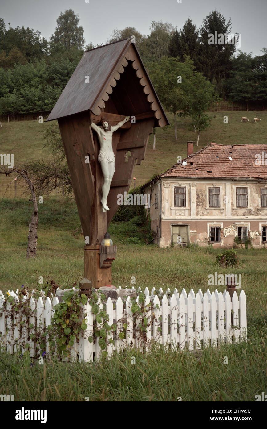 Gesù in croce davanti alla casa abbandonata, Krsko rurale, la Dolenjska e Bela Krajina, Slovenia Foto Stock