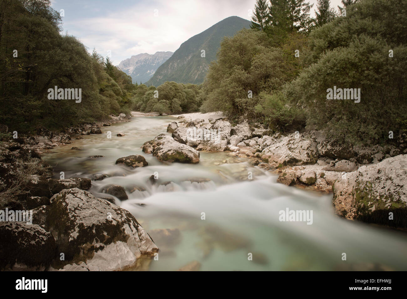 River a Soca valle intorno Bovec, sulle Alpi Giulie, Primorska, Slovenia, Esposizione lunga Foto Stock
