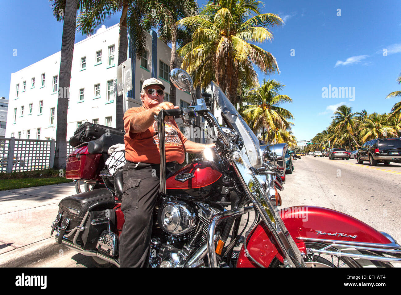 Senior adulto su una Harley Davidson Moto su Collins Avenue, il quartiere Art Deco di South Beach, Miami, Florida, Stati Uniti d'America Foto Stock