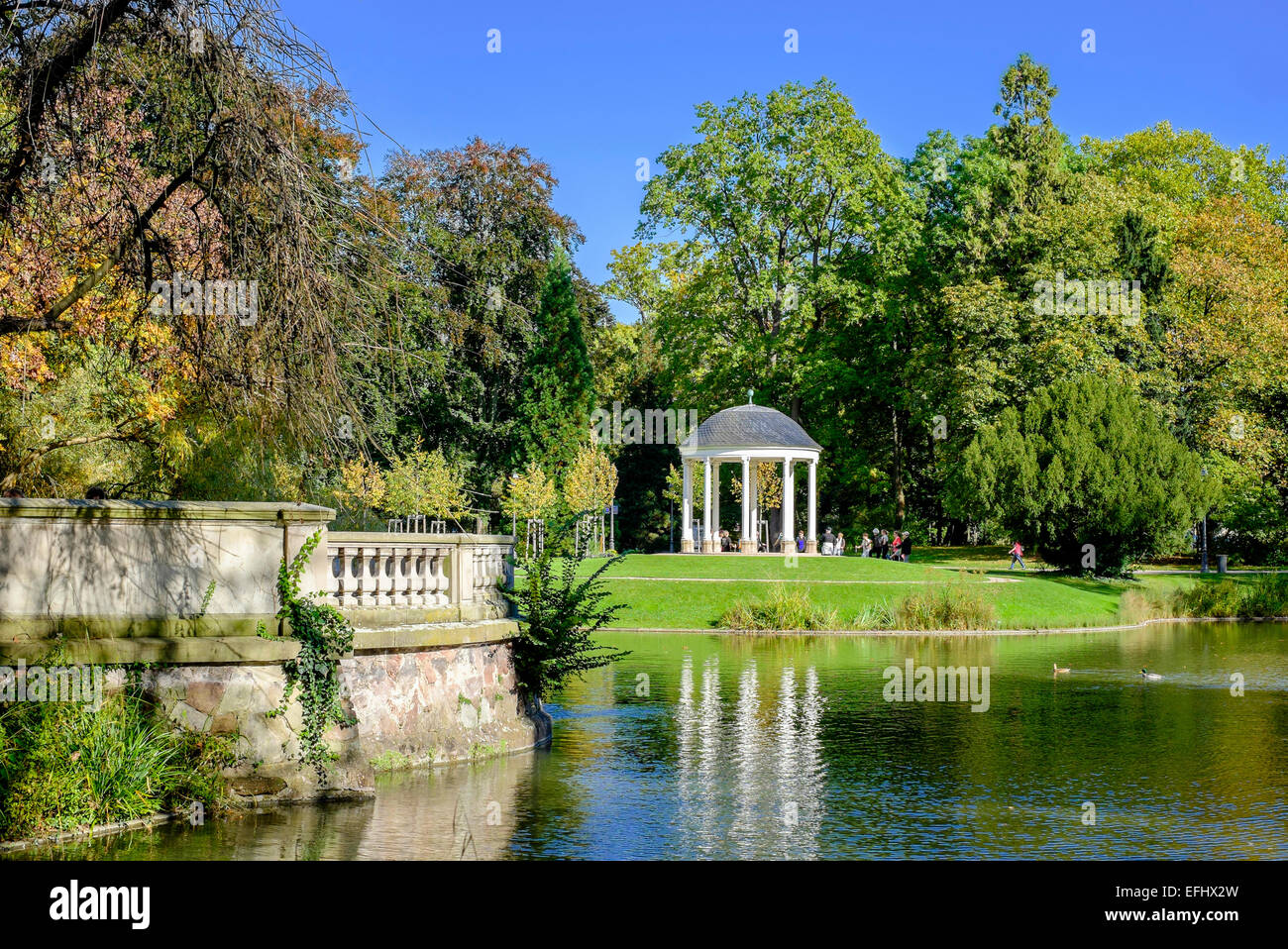 Stagno e Temple de l'Amour Parc de l'Orangerie park Strasburgo Alsace Francia Foto Stock