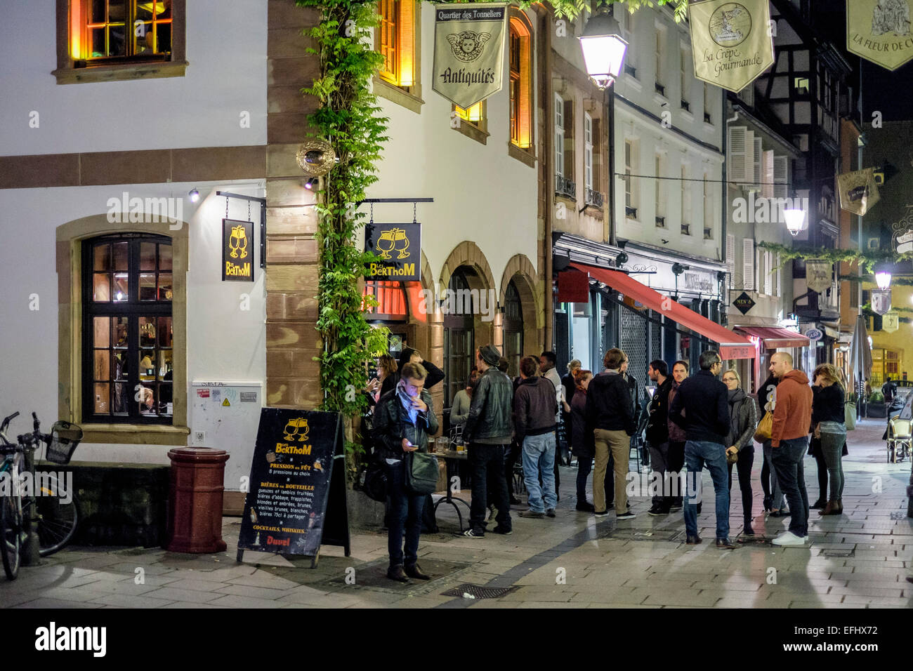 Persone fuori bar di notte Strasburgo Alsazia Francia Europa Foto Stock