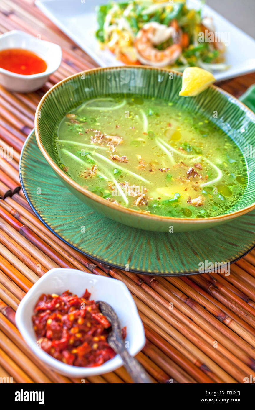 Soto Ayam, speziato di brodo di pollo con riso tagliatelle, germogli di soia, citronella, l'uovo e la galanga, Ristorante Indomania, South Beach Foto Stock