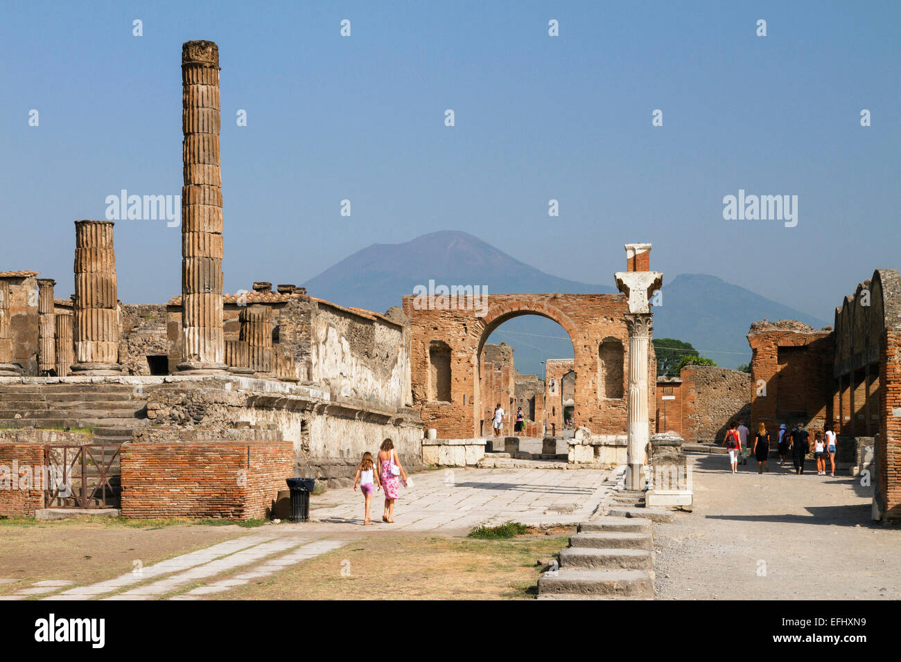 Tempio di Giove con il Macellum e il Vesuvio, la storica città di Pompei nel Golfo di Napoli, Italia, Europa Foto Stock