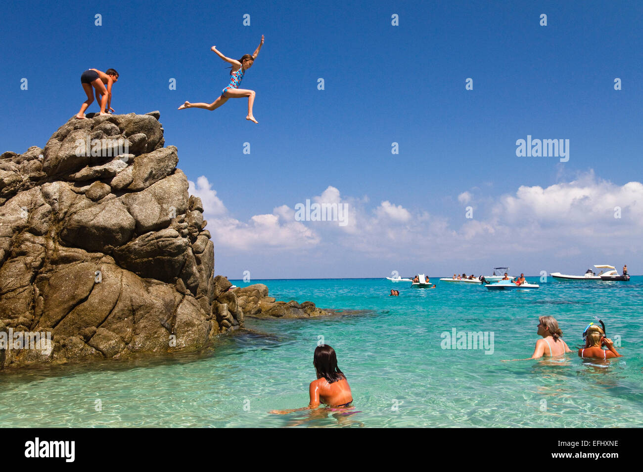 Bambini Jumping Rocks Off Nel Mare La Spiaggia Di Marinella