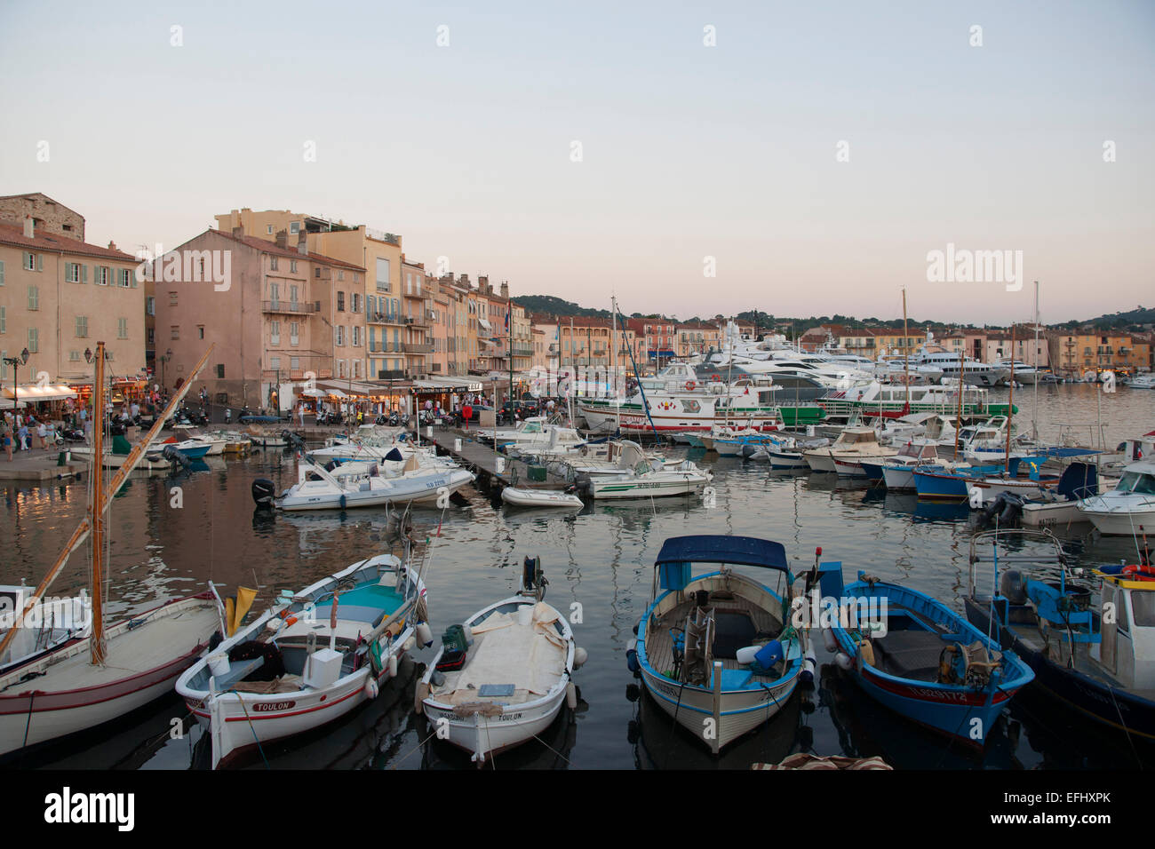 La pesca barche e yacht nel porto, Sant Tropez, Saint Tropez, Cote d azzurro, Francia, Europa Foto Stock